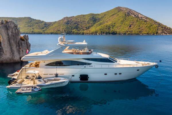 Ferretti Yachts 830
