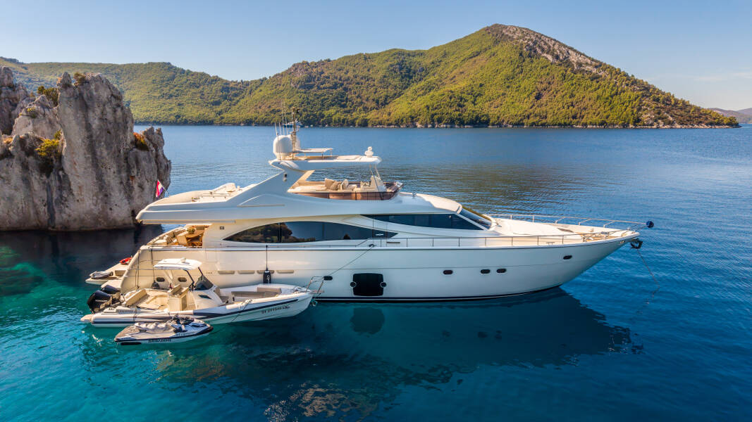 Ferretti Yachts 830