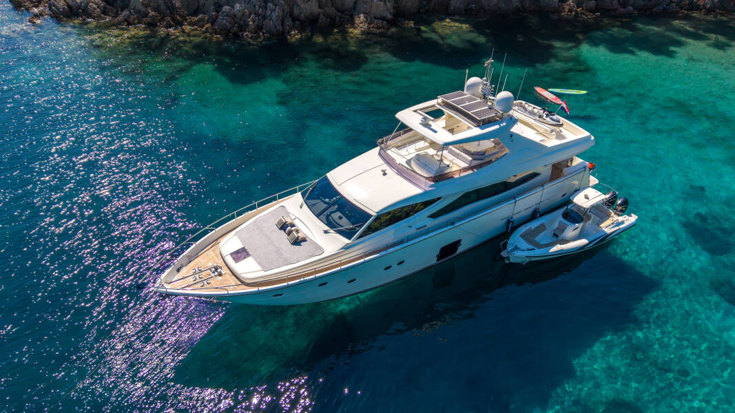 Ferretti Yachts 830
