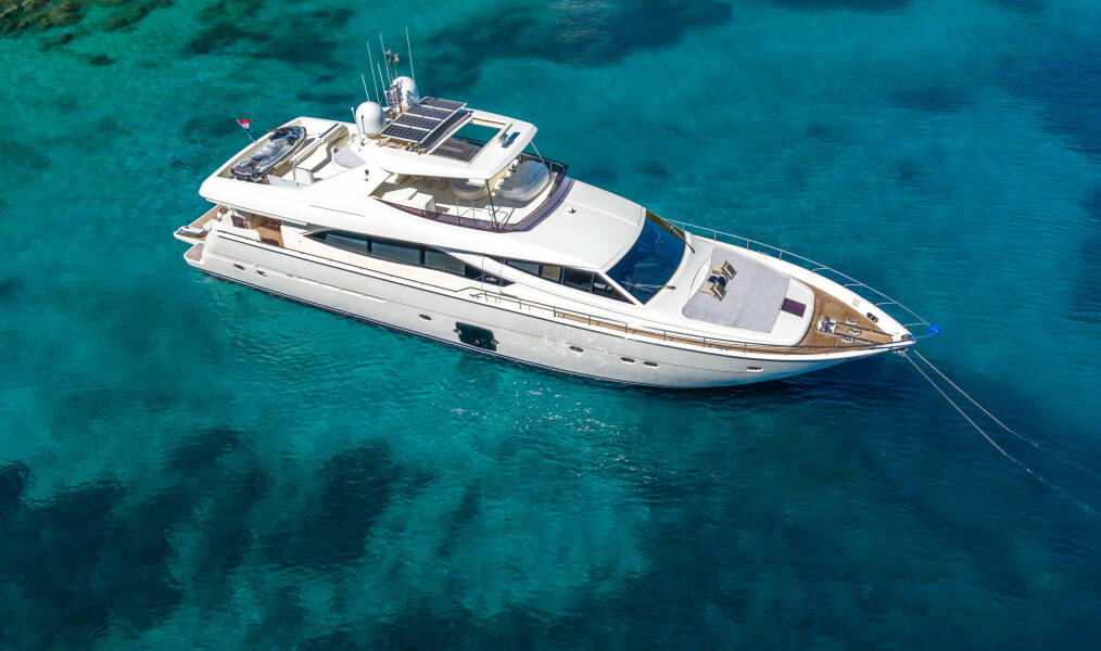 Ferretti Yachts 830