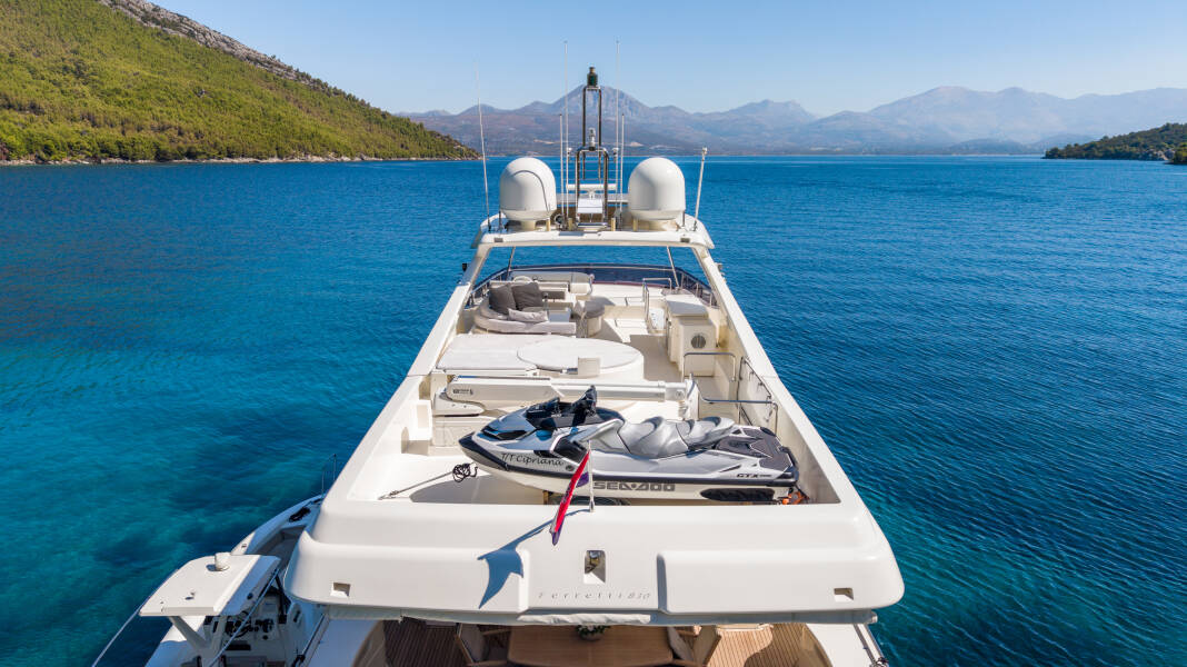 Ferretti Yachts 830