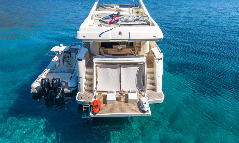 Ferretti Yachts 830
