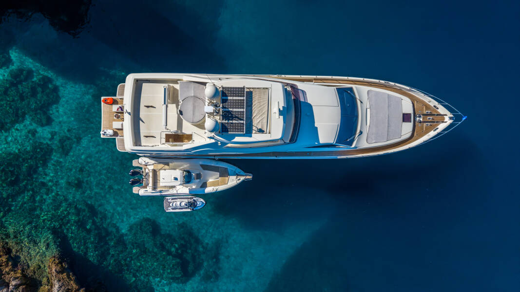 Ferretti Yachts 830