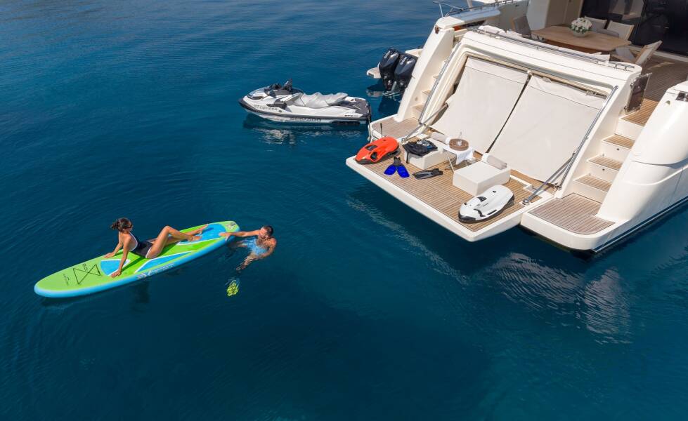 Ferretti Yachts 830