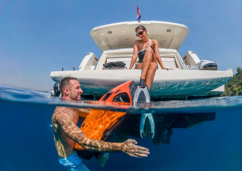 Ferretti Yachts 830