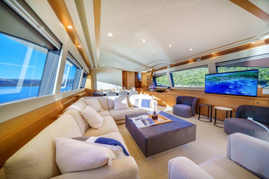 Ferretti Yachts 830