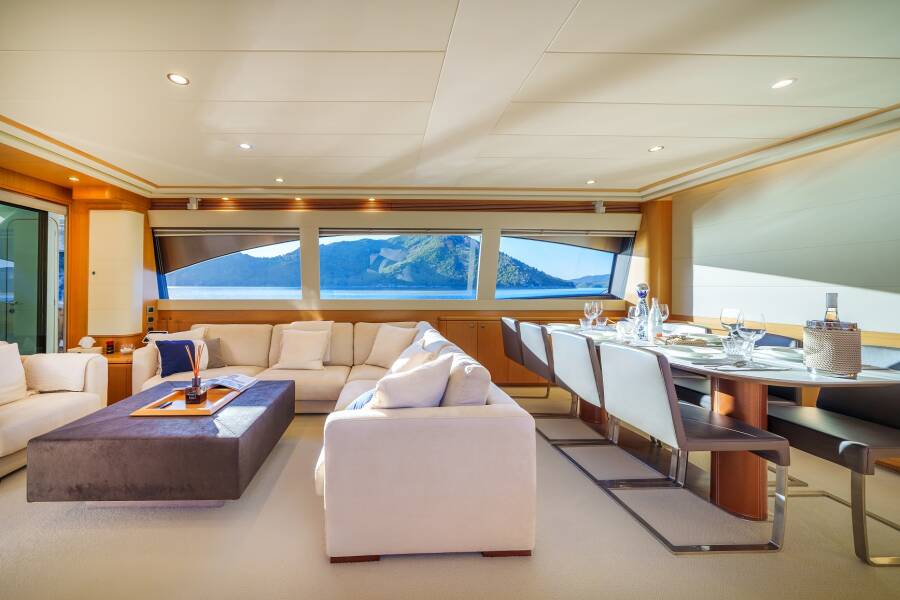 Ferretti Yachts 830