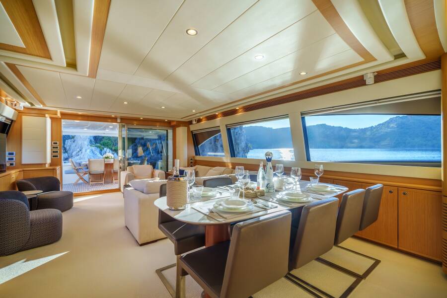 Ferretti Yachts 830