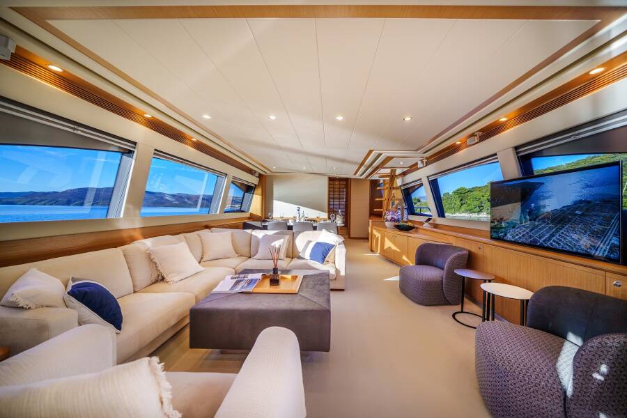 Ferretti Yachts 830