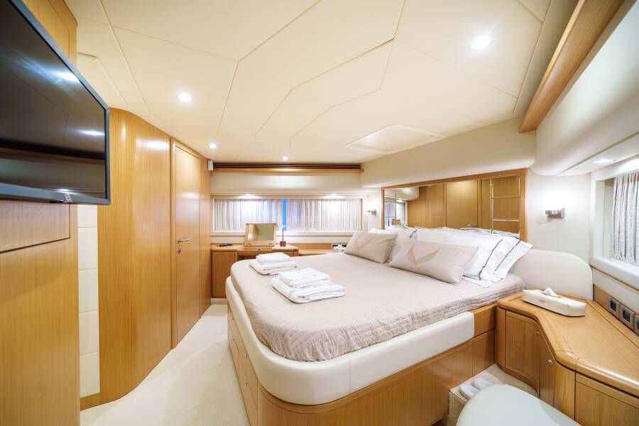 Ferretti Yachts 830