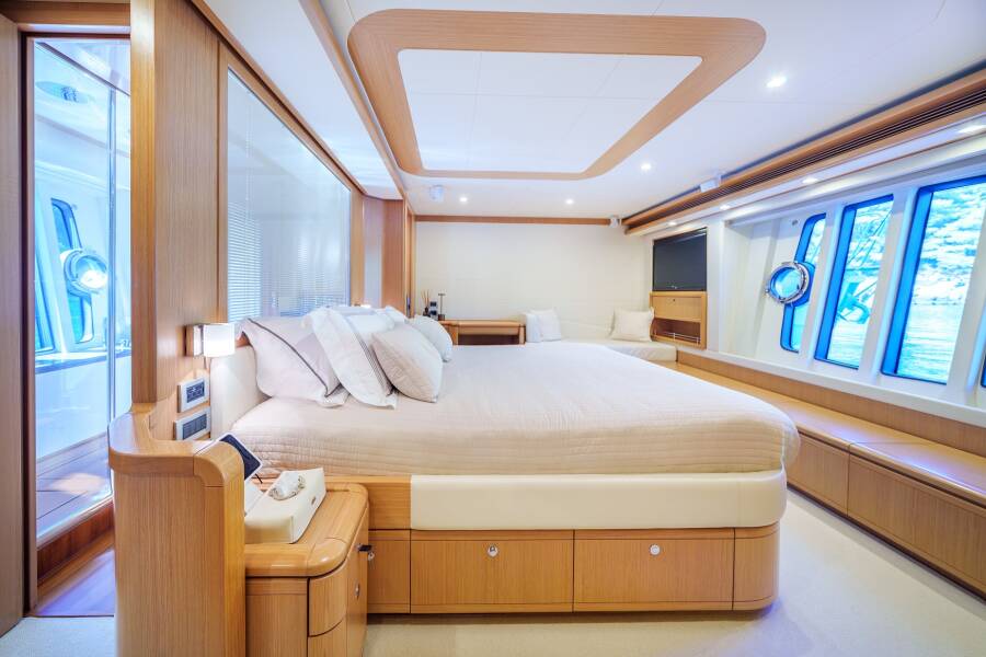 Ferretti Yachts 830