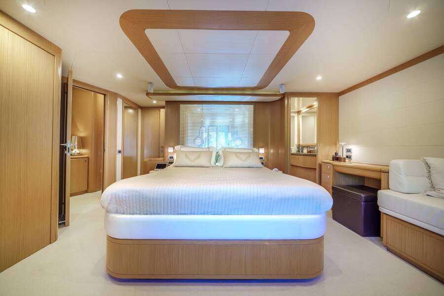 Ferretti Yachts 830