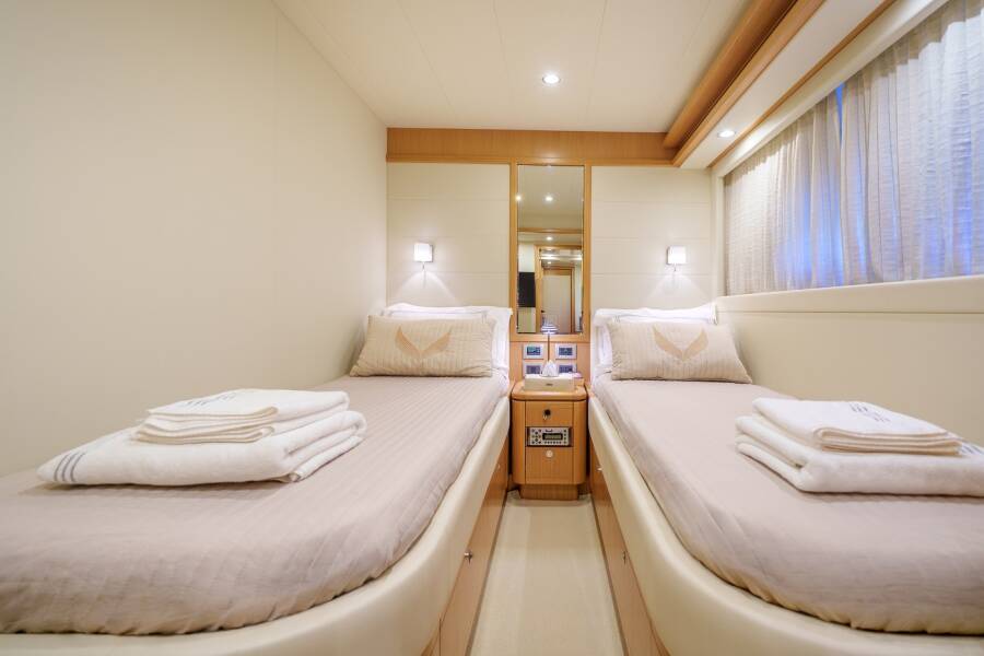 Ferretti Yachts 830