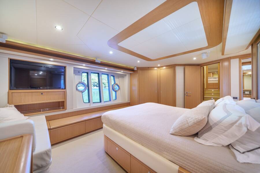 Ferretti Yachts 830