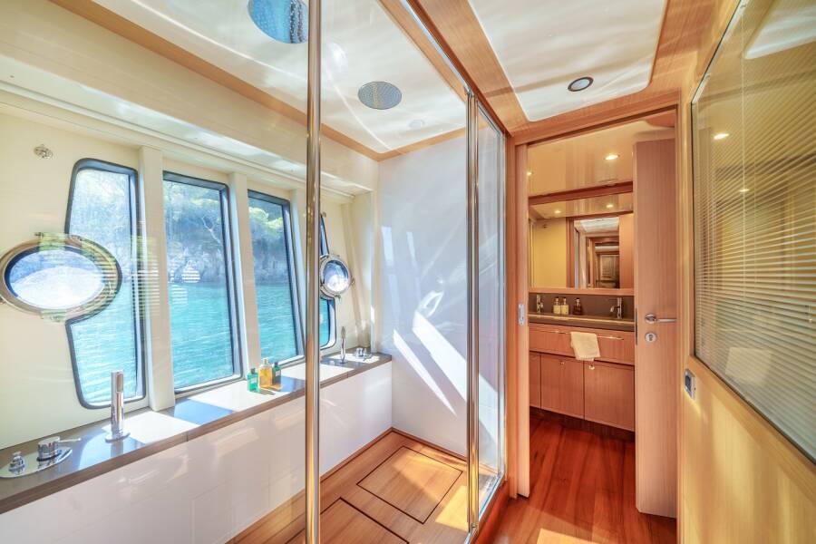 Ferretti Yachts 830
