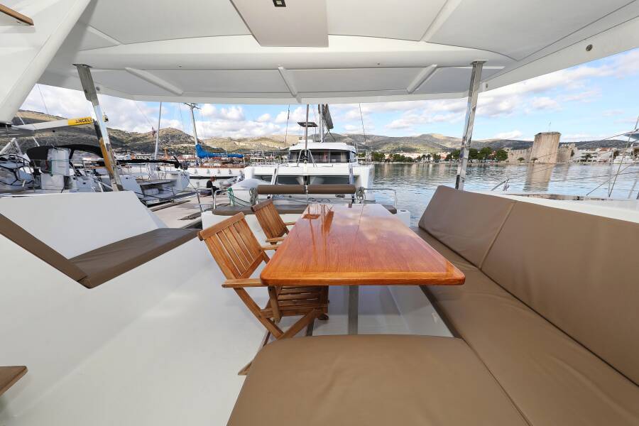 Fountaine Pajot Lucia 40