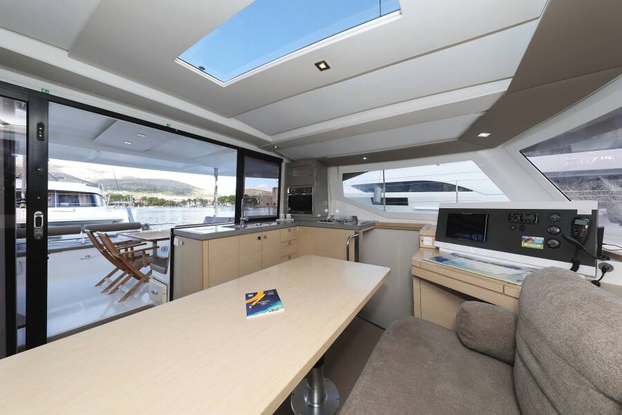 Fountaine Pajot Lucia 40
