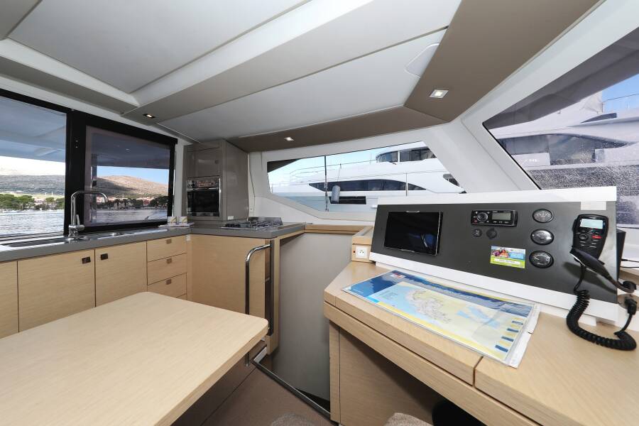 Fountaine Pajot Lucia 40
