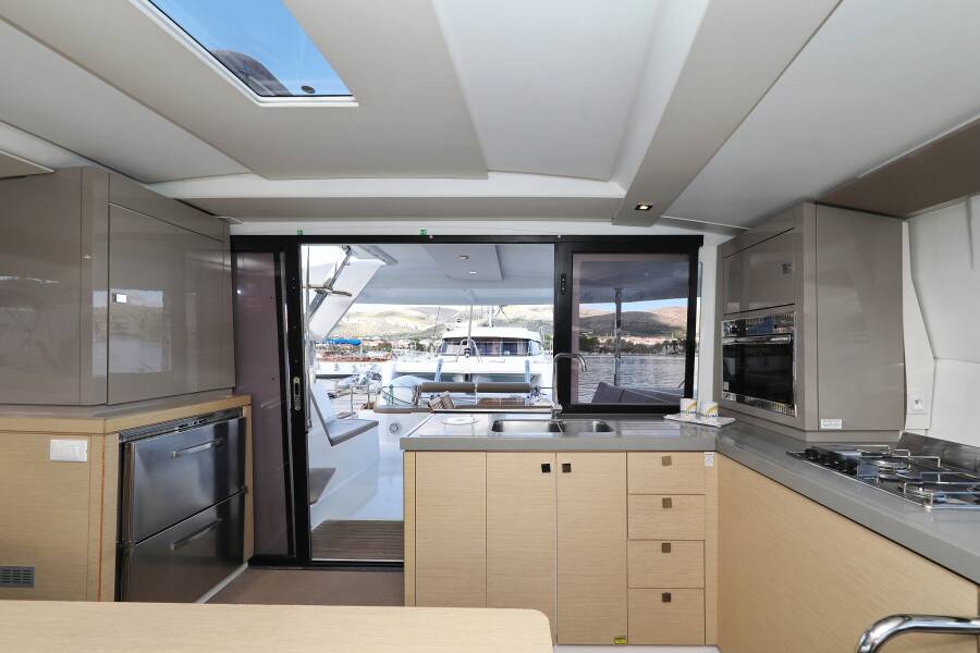 Fountaine Pajot Lucia 40