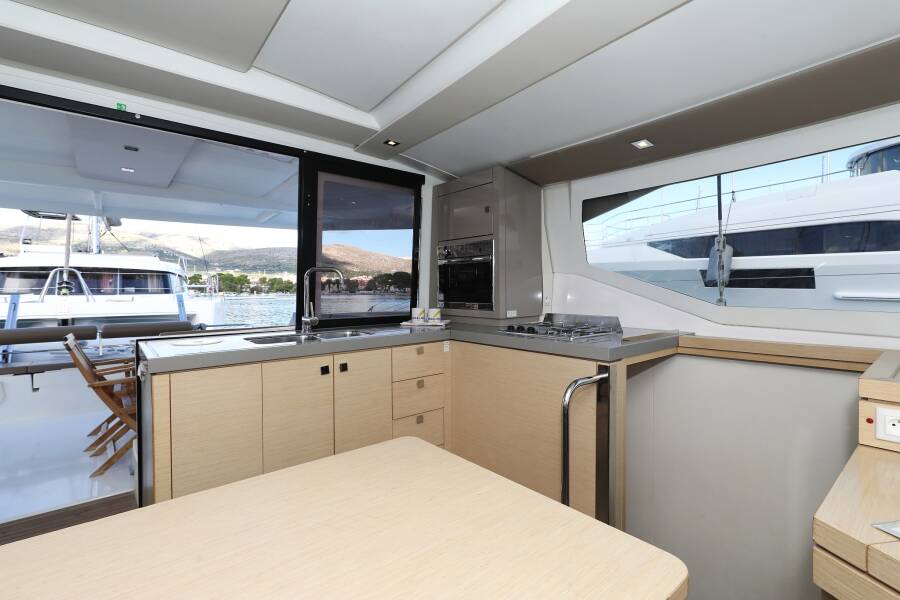 Fountaine Pajot Lucia 40