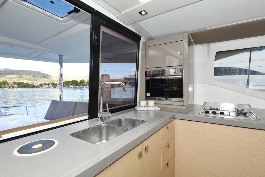 Fountaine Pajot Lucia 40