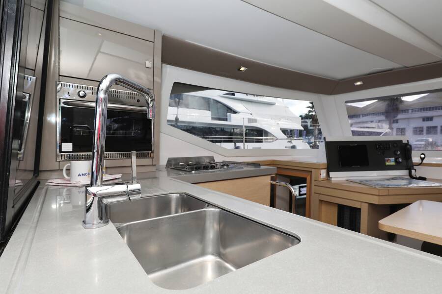 Fountaine Pajot Lucia 40