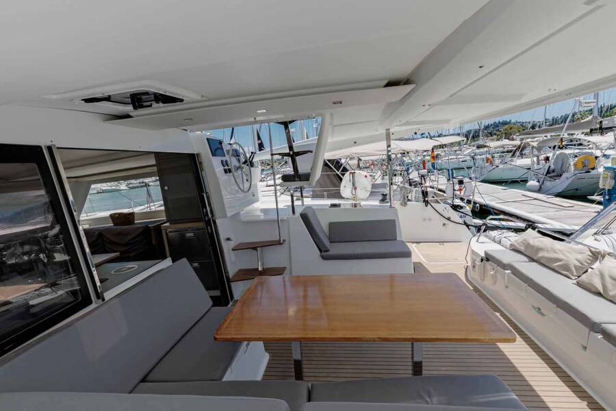 Fountaine Pajot Lucia 40