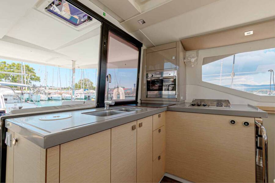 Fountaine Pajot Lucia 40