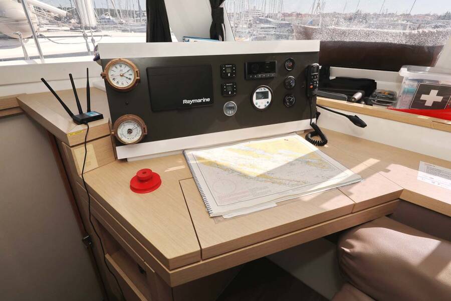 Fountaine Pajot Lucia 40