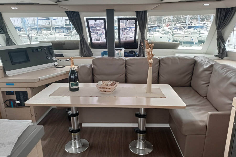 Fountaine Pajot Lucia 40