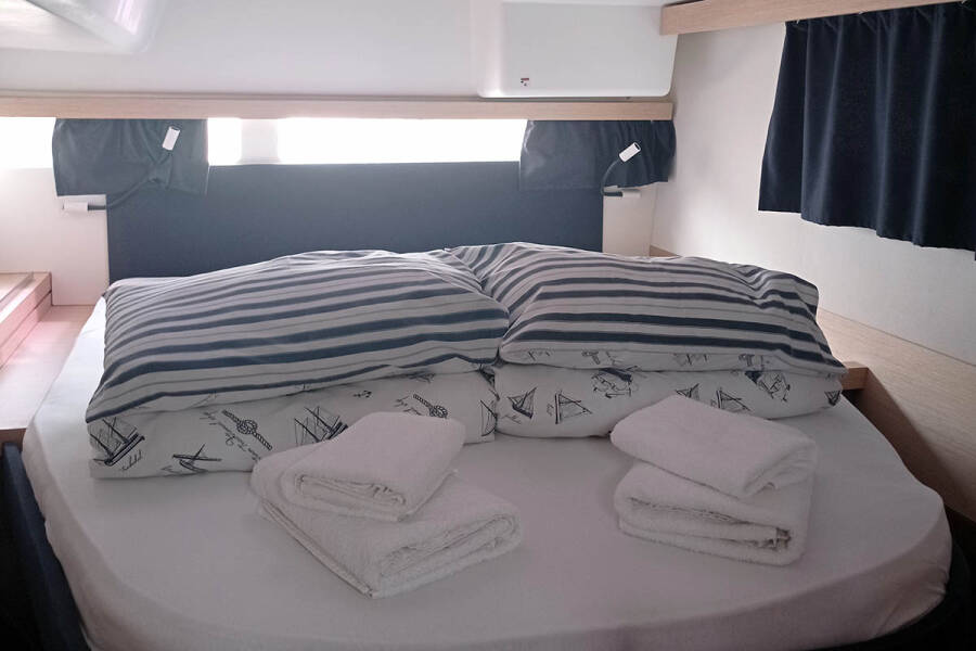 Fountaine Pajot Lucia 40