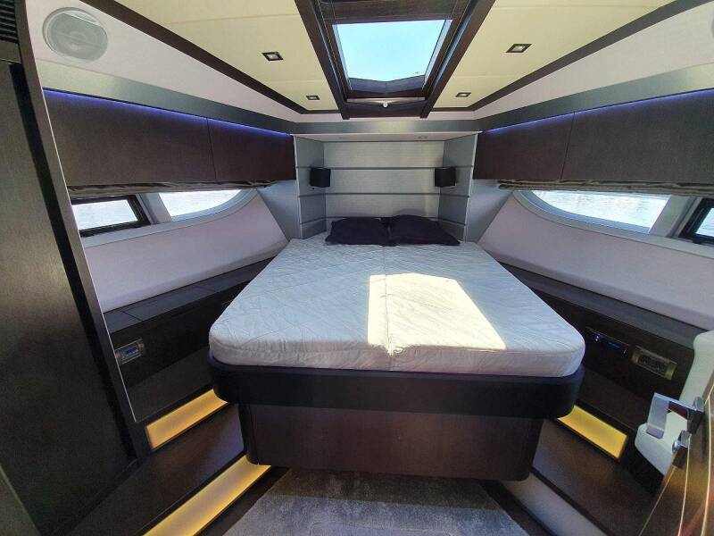 Galeon 700 Skydeck