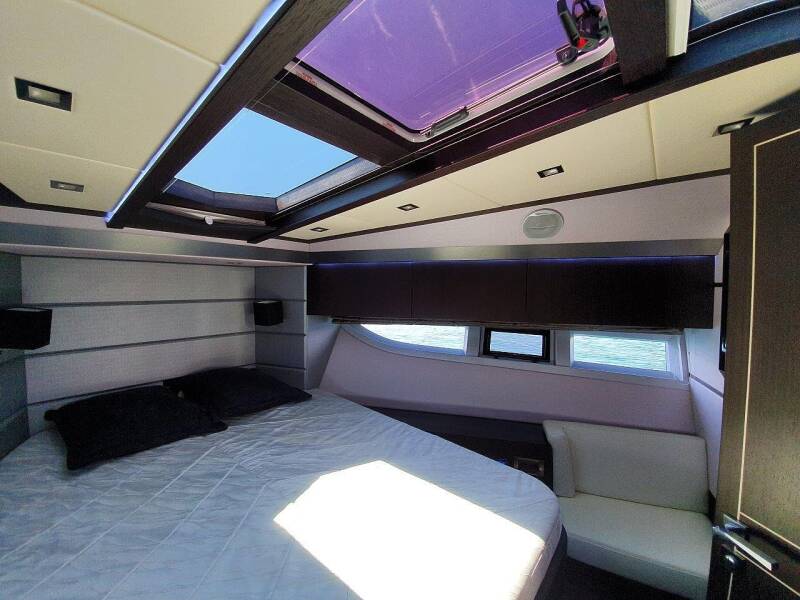 Galeon 700 Skydeck