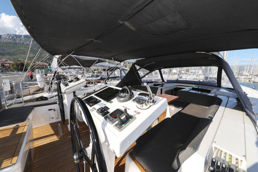 Hanse 548