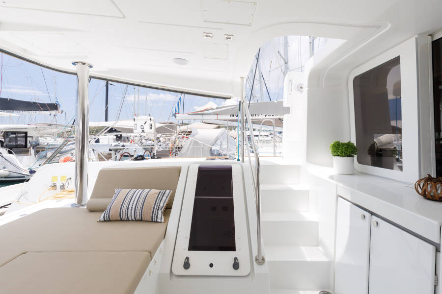 Lagoon 52