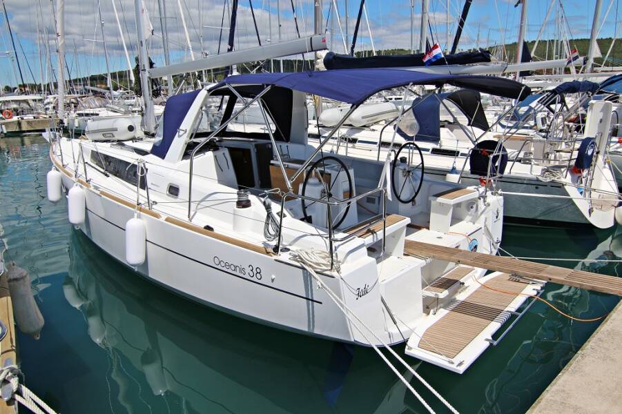 Oceanis 38