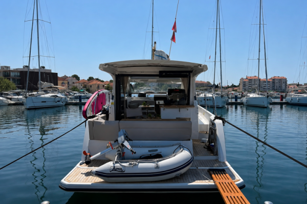 Sealine C335