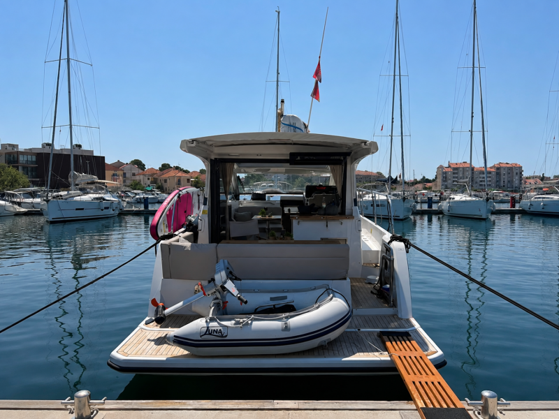 Sealine C335