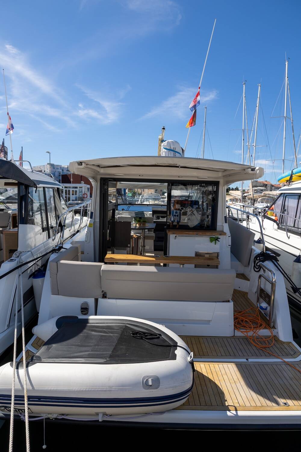 Sealine C335