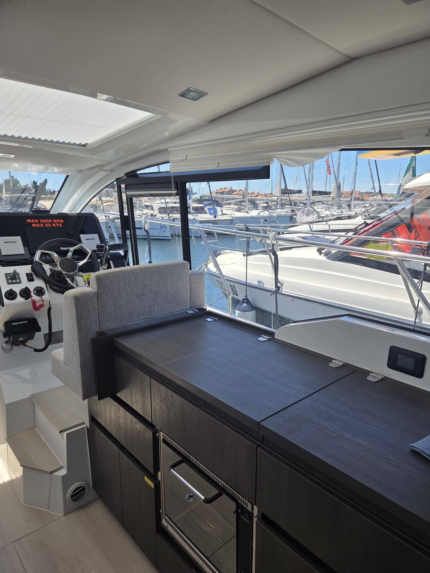 Sealine C335
