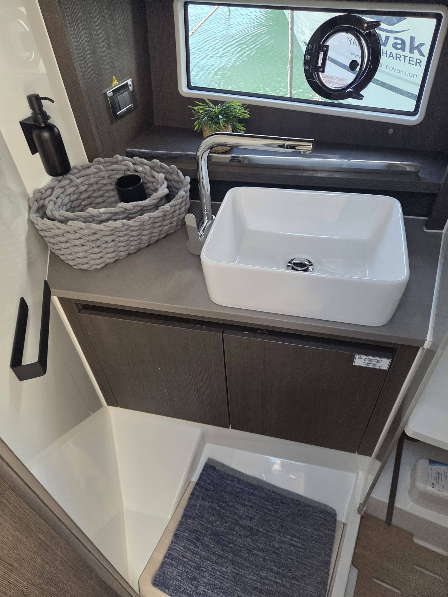Sealine C335