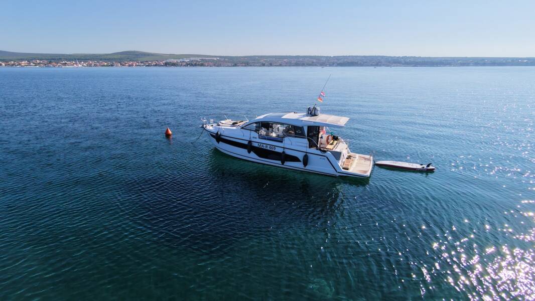 Sealine C335