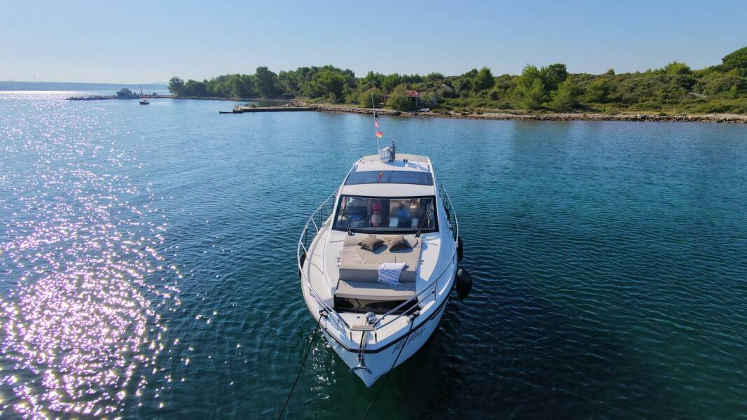 Sealine C335