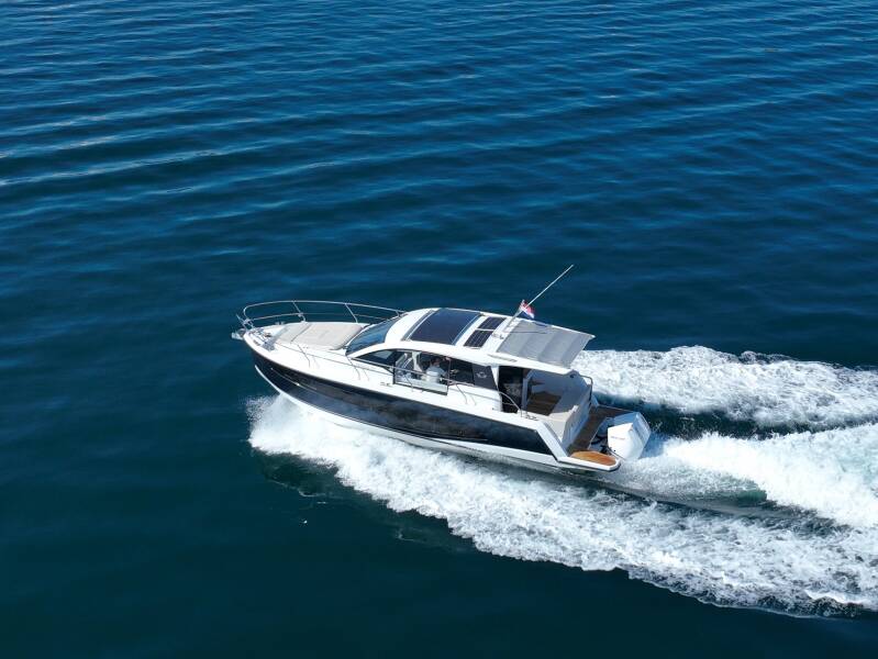 Sealine C335V