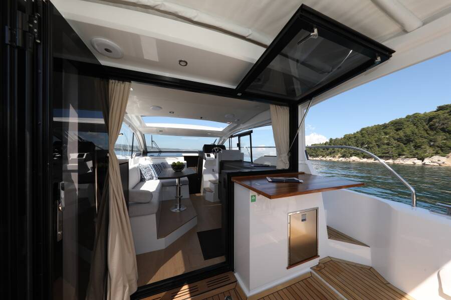 Sealine C335V