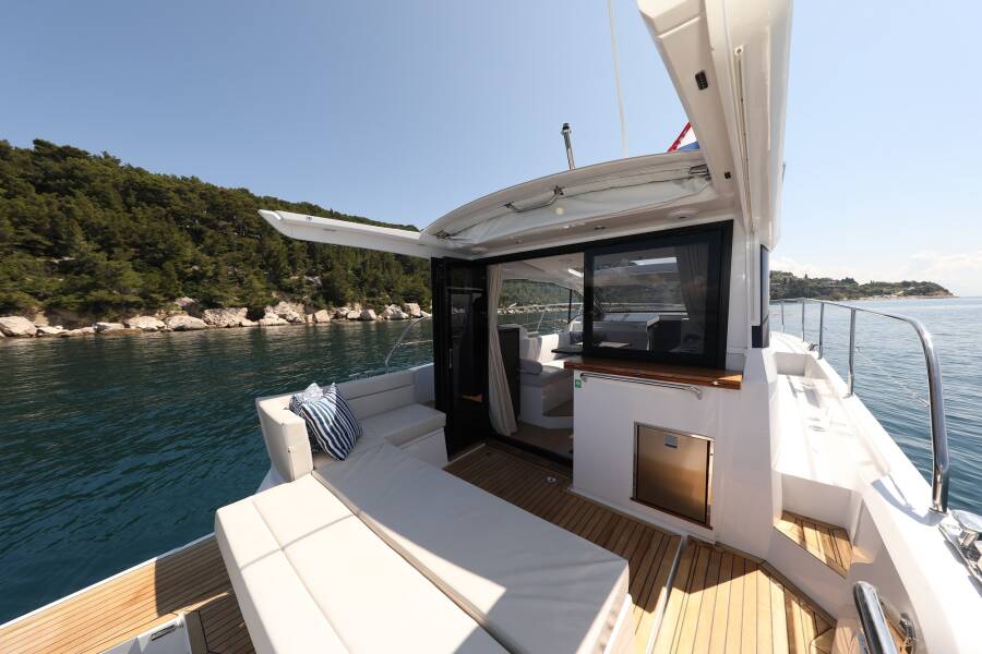 Sealine C335V