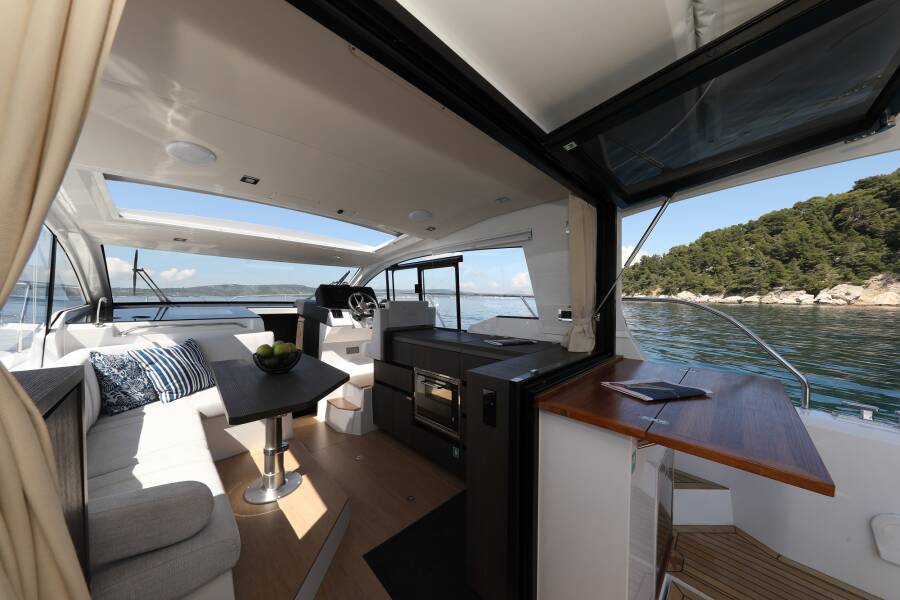 Sealine C335V