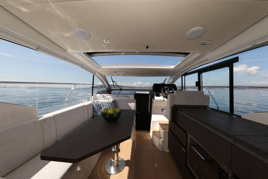 Sealine C335V