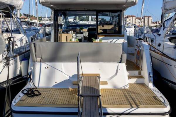 Sealine C390