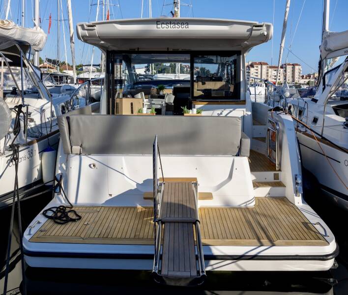 Sealine C390